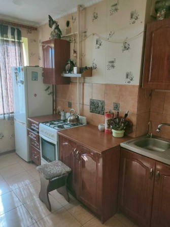 Продаю в Корабельном районе 2-х к. квартиру с мебелью и техникой. - фото 1