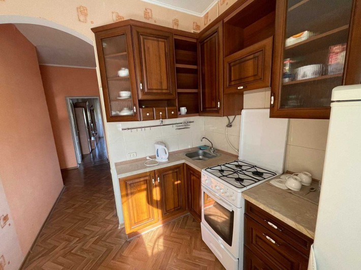 Продам затишну  двокімнатну квартиру в Центрі! Сталінка! - фото 1