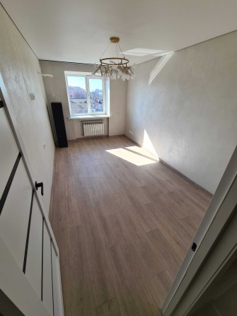 Продаю 3 х к.кв. в 81 кв.м. В центре города, новый фонд. - фото 1