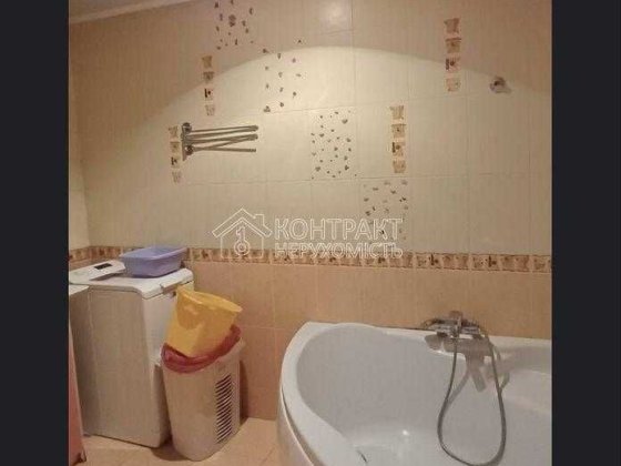 Продається 3-кімнатна квартира М. Захисників України Харьков