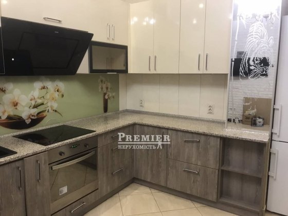 3-кімнатна квартира з сучасним ремонтом та меблями, двостороння