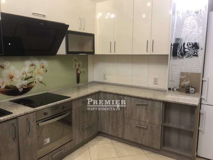 3-кімнатна квартира з сучасним ремонтом та меблями, двостороння - фото 1