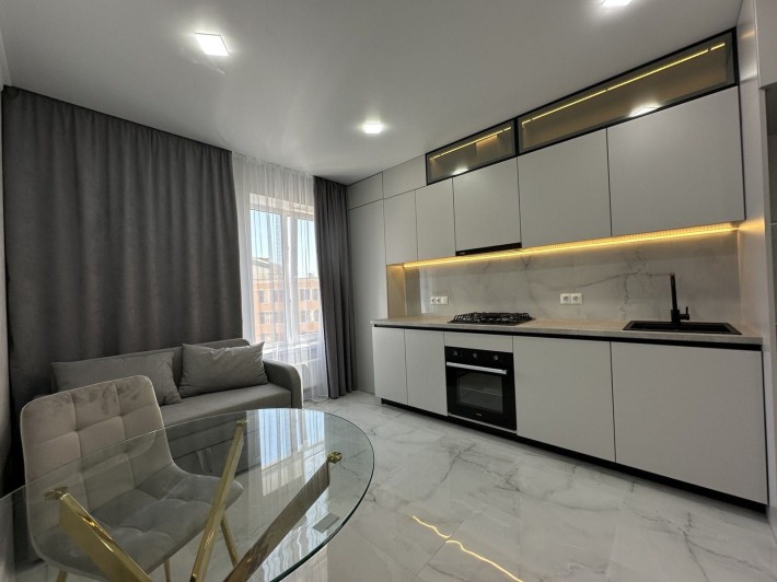Продам стильную  квартиру с просторной кухней 16 метров в ЖК Виа Рома. - фото 1