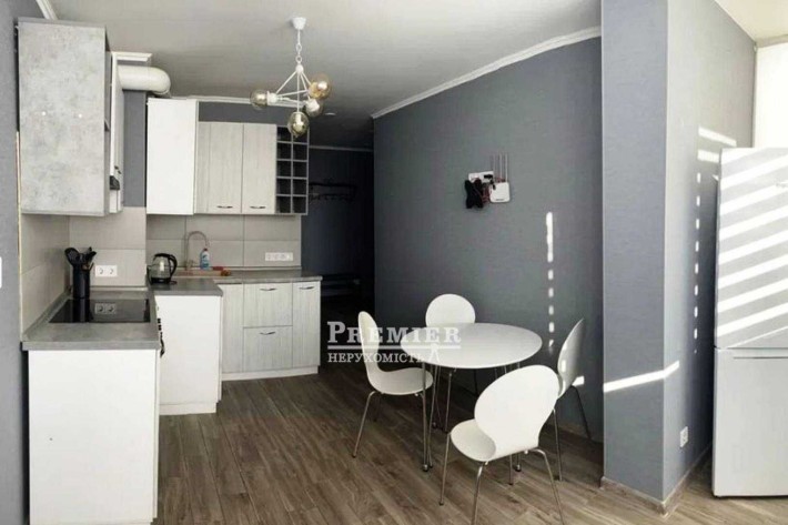 1-кімнатна квартира з ремонтом та меблями біля центру - фото 1