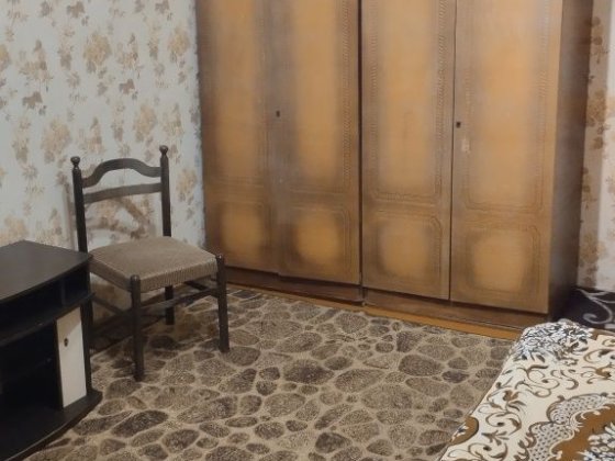 Сдается 1комнатная квартира напротив магазина Семья 1этаж.  5и эт.дома Дружковка