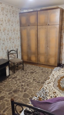 Сдается 1комнатная квартира напротив магазина Семья 1этаж.  5и эт.дома - фото 1