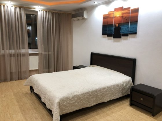 Длительно (год и более) 2х ком.квартира в р-не Монолита; газ.котел Черноморск