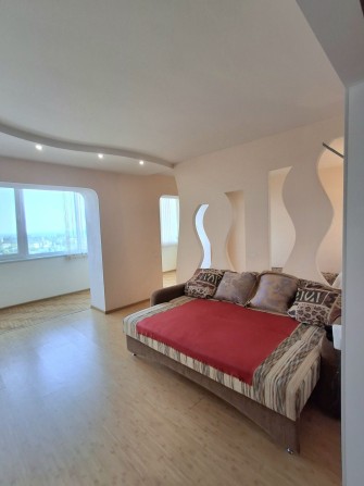 Сдам на длительно комфортную квартиру в Черноморске  . - фото 1