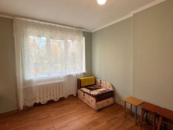 Сдам на год и более большую малосемейку на первом этаже Чорноморськ