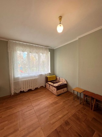 Сдам на год и более большую малосемейку на первом этаже - фото 1