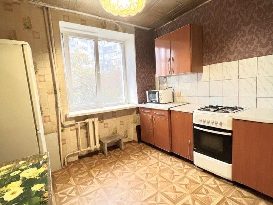 Сдам до лета 2к к-ру,кирпичный дом,газ,низкий этаж Чорноморськ