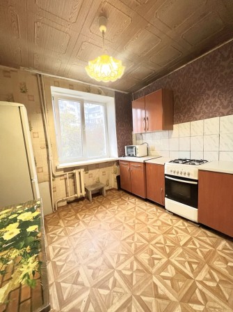 Сдам до лета 2к к-ру,кирпичный дом,газ,низкий этаж - фото 1