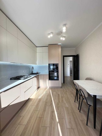 Світла з якісним ремонтом 2х кімнатна квартира у новому будинку! - фото 1