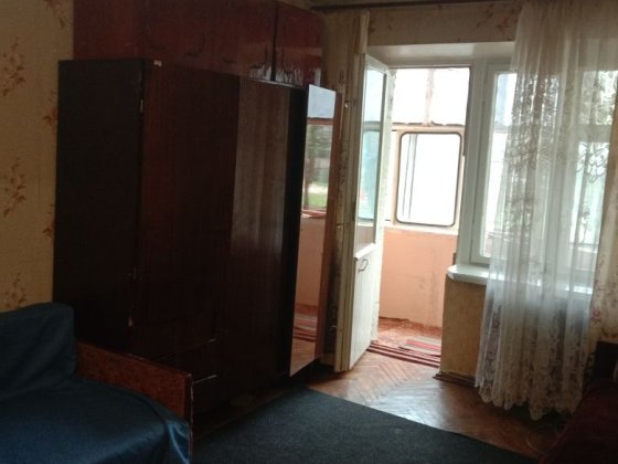 ЗДАМ 1 КВ ТОРГМАШ біля зупинки Бровары