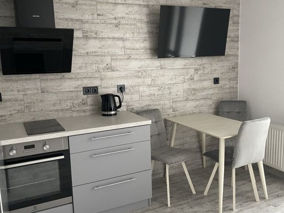 Здається  класна студія на Металургів 35 Варіанти