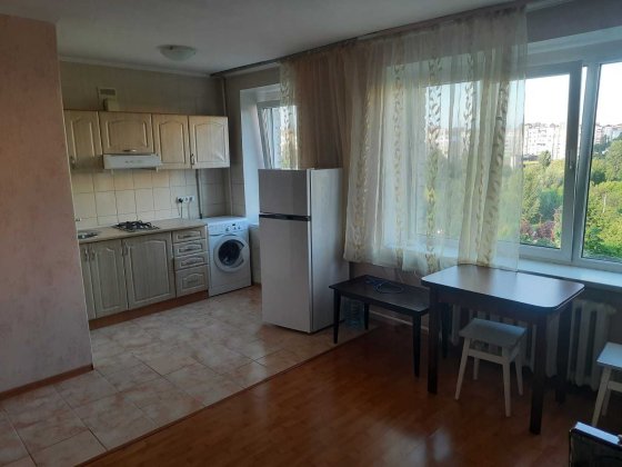 Центр, газ, средн этаж, чистый подъезд, вид на озеро и парк! Вишневе