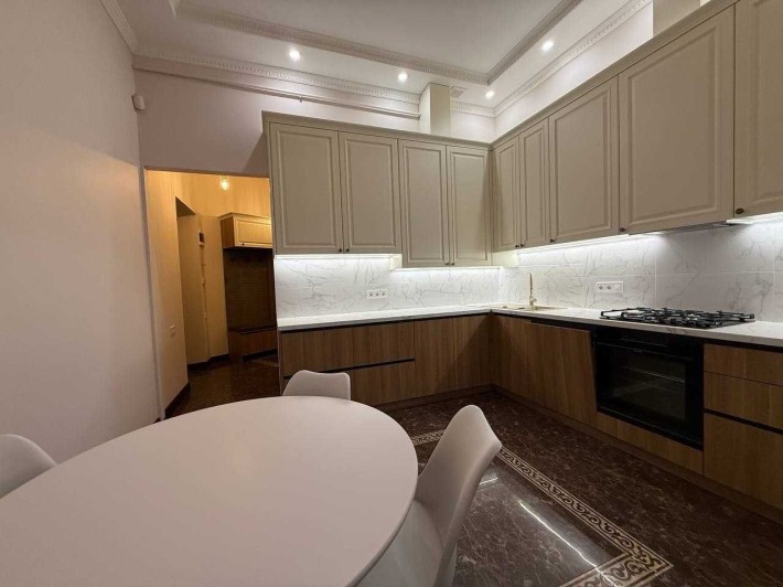 Затишна 2х кімнатна квартира з євроремонтом в самісінькому Центр! - фото 1