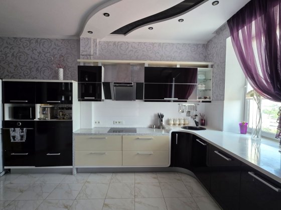 Простора квартира в новобудові в Центрі міста .Повна комплектація.