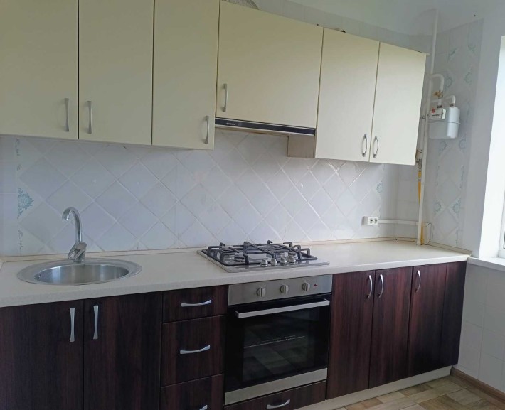 Сдам большую 2 к.из возле центра 2 этаж - фото 1