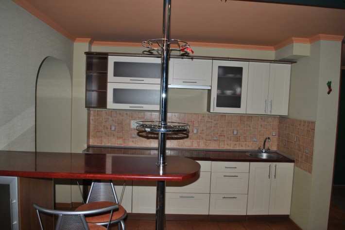 Однокімнатна центр  Небесноі Сотні  8000 + КП - фото 1