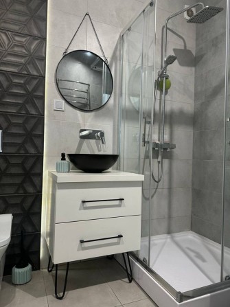 Оренда 2 кімнатної новобудови з зарядкою власного електрокару - фото 1