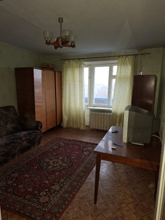 Сдам 1 к квартиру на долгий срок 4 тыс + коммунальные - фото 1