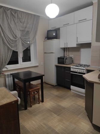 Здам 1 кімн. біля чорного АТБ, двоспальне ліжко, 2 поверх, ПЕРША ЗДАЧА - фото 1