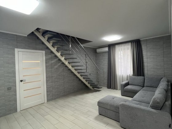 Оренда 2х рівневої - 2х кімнатної квартири з парко місцем. Ровно