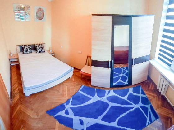 Севастопольська площа Затишна світла квартира  чекає своїх мешканців