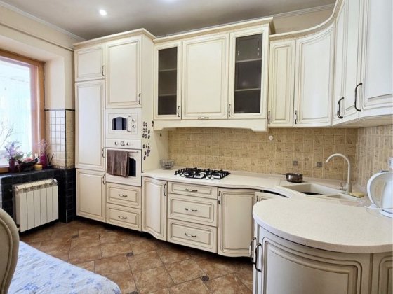 ЦЕНТР! Здам ПРОСТОРУ 3х кімнатну з ДВОРОМ, УНіВЕРСИТЕТСЬКА - Сковороди Чернівці