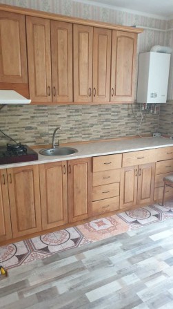 Сдам на довгий срок 1 кімнатну квартиру по Проспекту Перемоги 119 а - фото 1