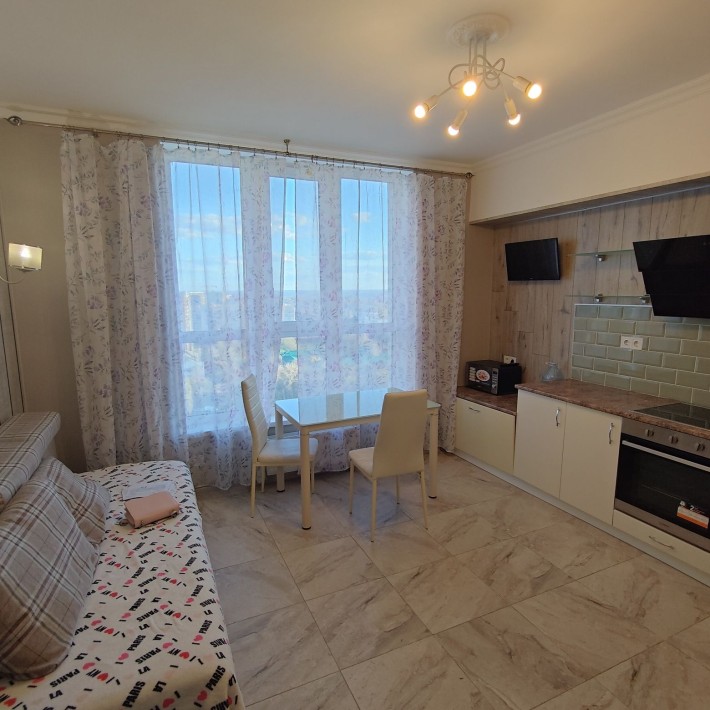 Сдам квартиру 1 к 21 этаж 49 КВ м хозяйка - фото 1