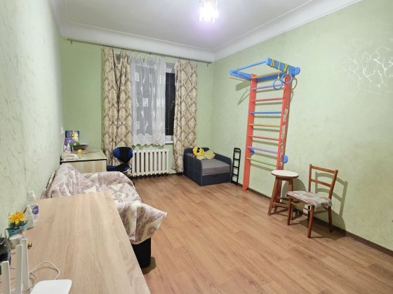 Сдам 3к сталинку на Гоголя дом 23, первый этаж, газ Днепр