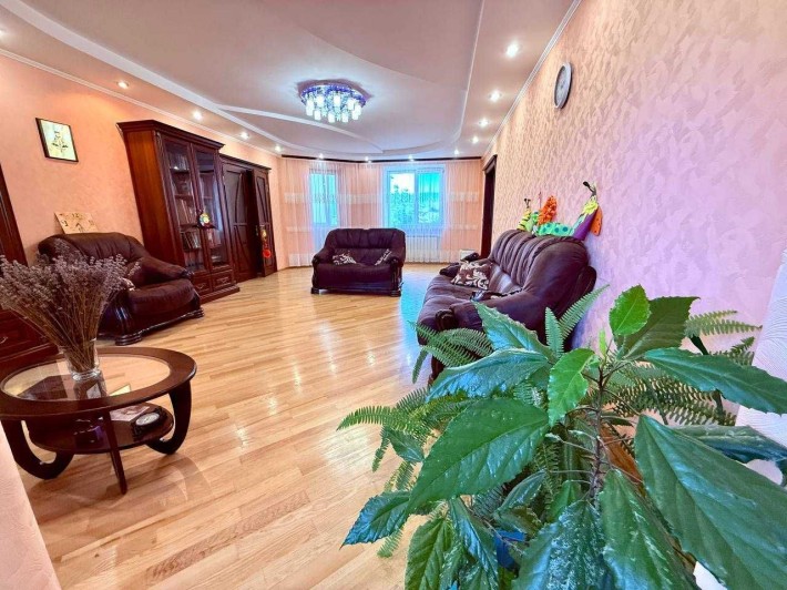 Оренда. Простора 4-кімнатна квартира з ремонтом. Центр міста - фото 1