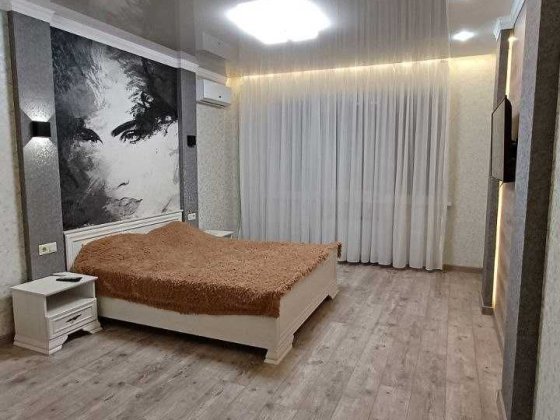 Без комісії. В будинку є генератор.