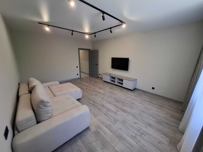 Оренда 2 кім. кв. у новобудові з гаражем та паркомісцем. Перша здача - фото 1