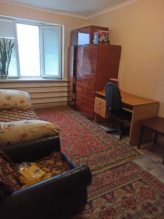 Сдаю однокомнатную *гостинку* в Октябрьском. - фото 1