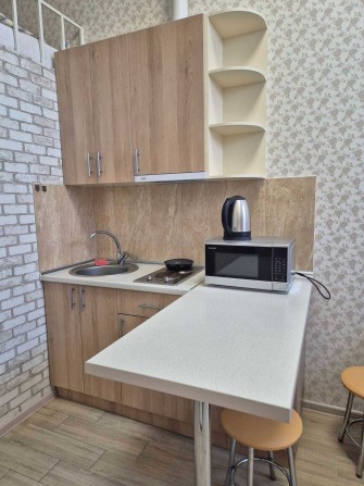 Сдам двух-ярусную евро-гостинку, современная мебель и техника, метро - фото 1