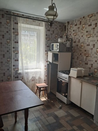 Сдаётся 1-комнатная крупногаб. кв-ра. Октябрьское. Ул.Металлургов. - фото 1