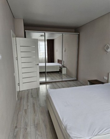 СДАМ 2 комнатную ЕВРО Квартиру мебель техника всё есть - фото 1