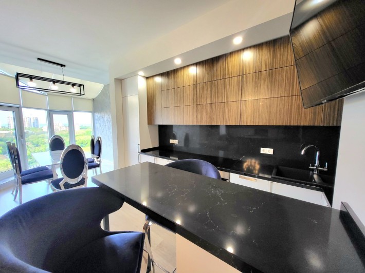 Двухуровневая квартира в новом кирпичном  доме с видом на парк и море - фото 1