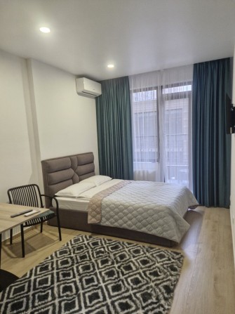 Сдам от месяца   Аркадия студия ЖК Родос 2 этаж - фото 1