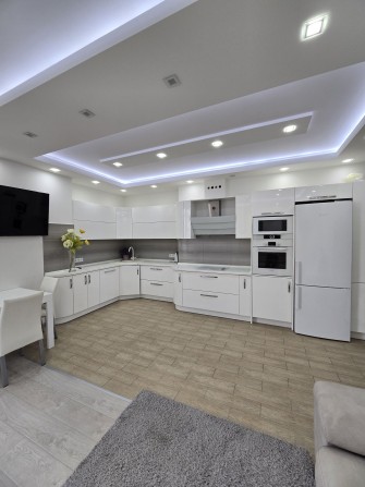 Сдам  2-х комн. квартиру с большой кухней гостиной.  8 Жемчужина. - фото 1