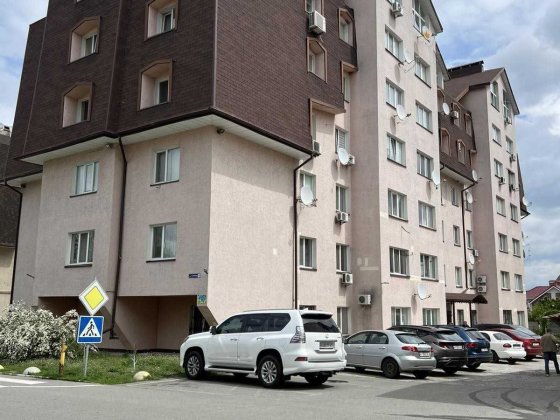 1-кімн. кв 43 м², с. Чубинське, з підземним паркінгом — від власника