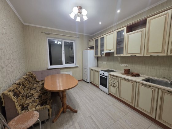 Велика однокімнатна з дешевими комунальними Чубинское