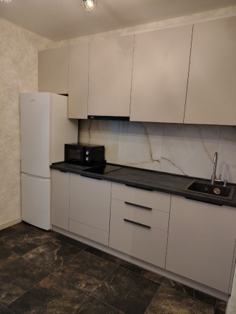 Сдам новую светлую квартиру в Аквареле-2! Балкон! Окна во двор! - фото 1