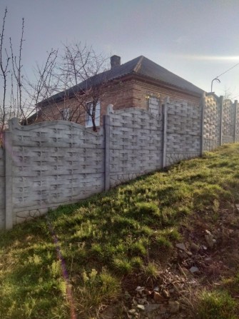 Дом  у речки в городе - фото 1