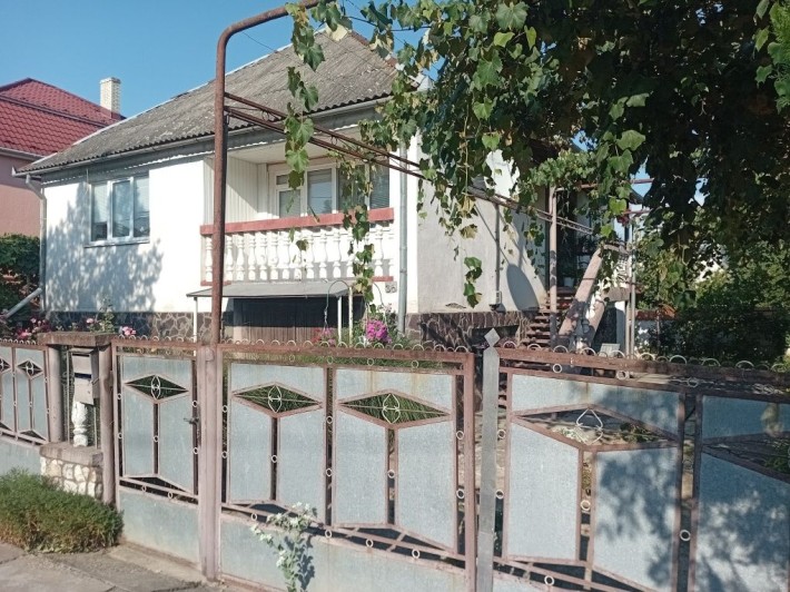 Будинок в тихому районі міста Берегове, зручна локація - фото 1