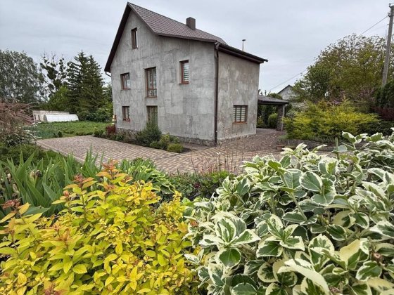 Будинок з доглянутою територією двору |с. Тараканів Дубно