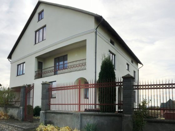 Продам приватний будинок із земельною ділянкою Дрогобич